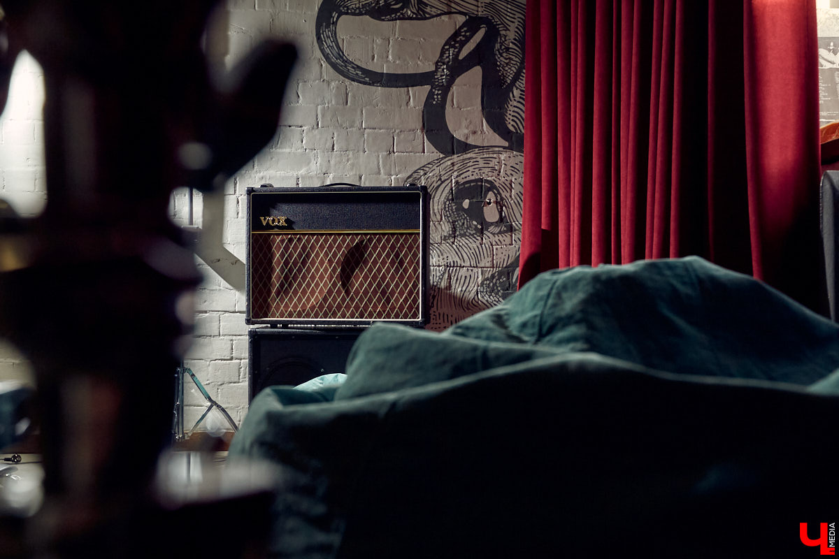 Grey Whale — не только репетиционная база во Владимире, но и творческое пространство с концертами и выставками. Таковым его сделали друзья-основатели Андрей Серан и Антон Китаев.