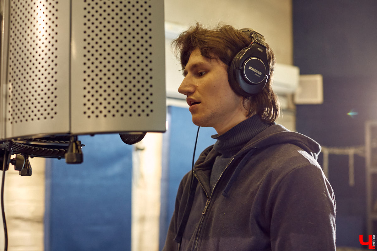 Grey Whale — не только репетиционная база во Владимире, но и творческое пространство с концертами и выставками. Таковым его сделали друзья-основатели Андрей Серан и Антон Китаев.