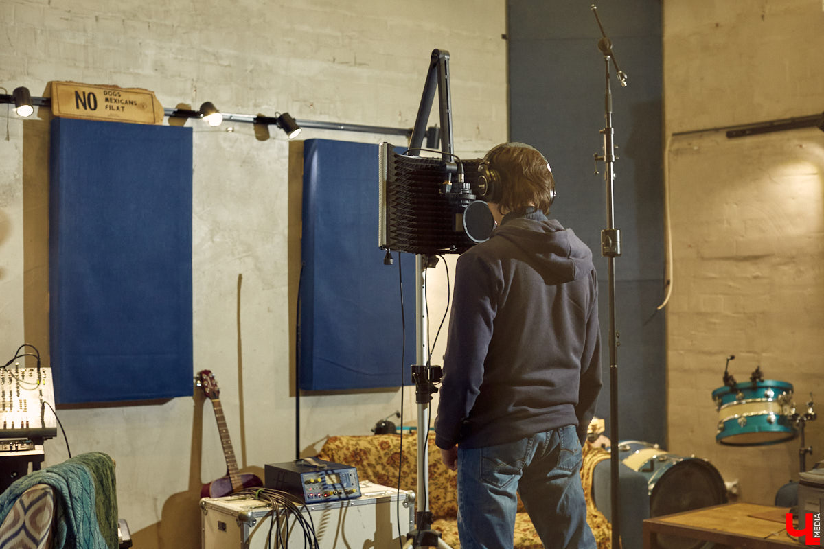 Grey Whale — не только репетиционная база во Владимире, но и творческое пространство с концертами и выставками. Таковым его сделали друзья-основатели Андрей Серан и Антон Китаев.