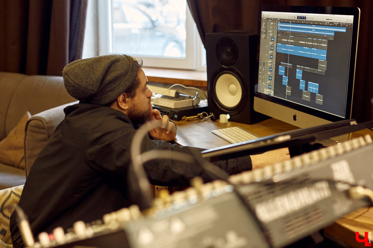 Grey Whale — не только репетиционная база во Владимире, но и творческое пространство с концертами и выставками. Таковым его сделали друзья-основатели Андрей Серан и Антон Китаев.