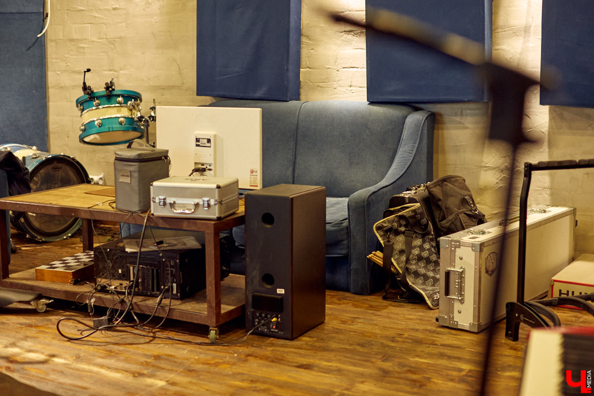 Grey Whale — не только репетиционная база во Владимире, но и творческое пространство с концертами и выставками. Таковым его сделали друзья-основатели Андрей Серан и Антон Китаев.