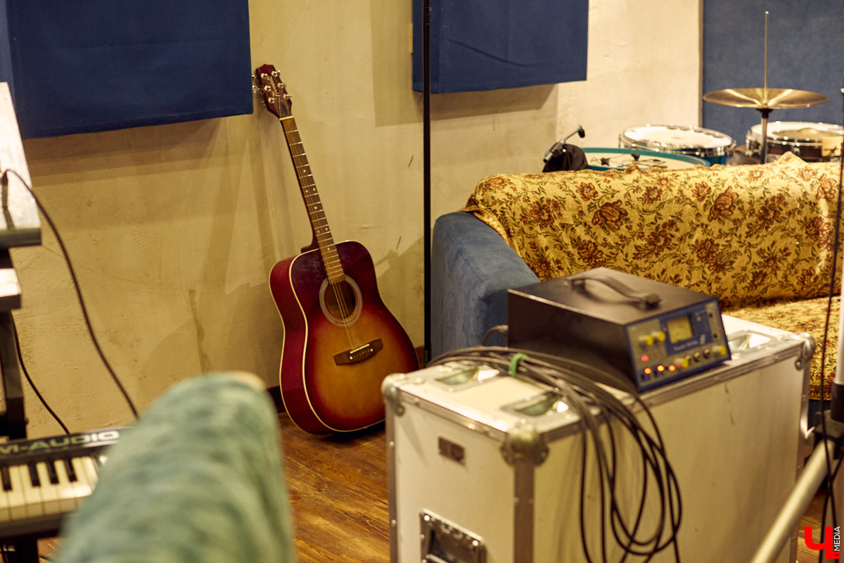 Grey Whale — не только репетиционная база во Владимире, но и творческое пространство с концертами и выставками. Таковым его сделали друзья-основатели Андрей Серан и Антон Китаев.