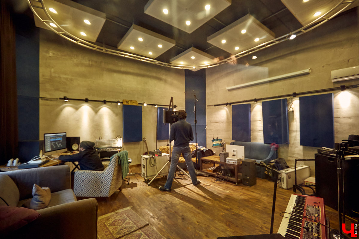 Grey Whale — не только репетиционная база во Владимире, но и творческое пространство с концертами и выставками. Таковым его сделали друзья-основатели Андрей Серан и Антон Китаев.