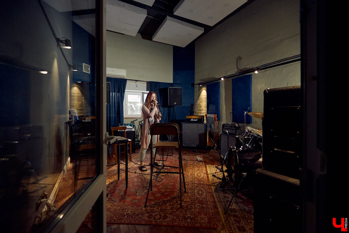 Grey Whale — не только репетиционная база во Владимире, но и творческое пространство с концертами и выставками. Таковым его сделали друзья-основатели Андрей Серан и Антон Китаев.