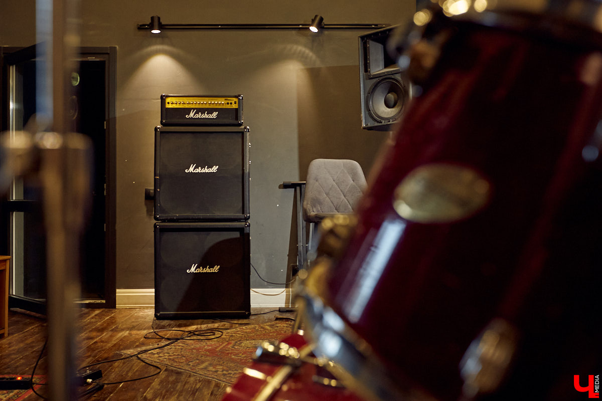 Grey Whale — не только репетиционная база во Владимире, но и творческое пространство с концертами и выставками. Таковым его сделали друзья-основатели Андрей Серан и Антон Китаев.