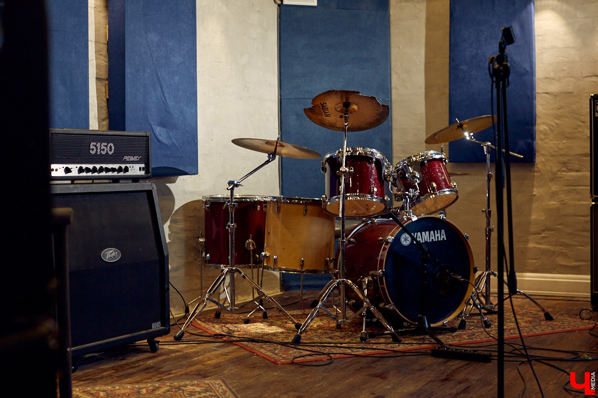 Grey Whale — не только репетиционная база во Владимире, но и творческое пространство с концертами и выставками. Таковым его сделали друзья-основатели Андрей Серан и Антон Китаев.