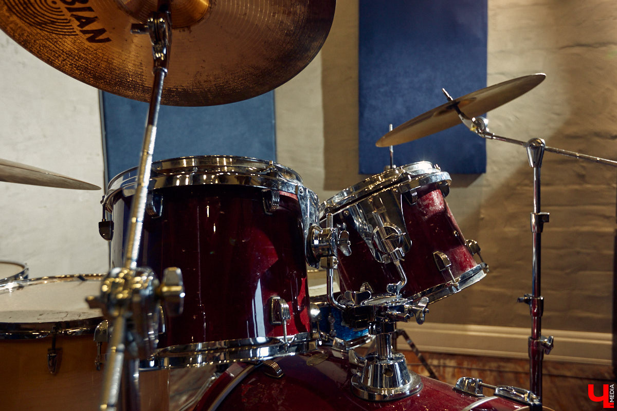 Grey Whale — не только репетиционная база во Владимире, но и творческое пространство с концертами и выставками. Таковым его сделали друзья-основатели Андрей Серан и Антон Китаев.