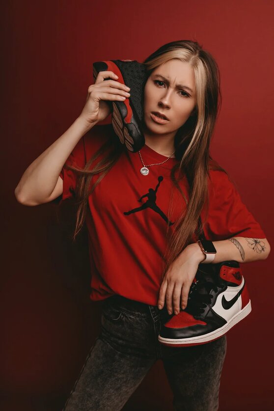 В повседневной жизни Александра никогда не наденет боди и брошки, а платьям предпочтет удобные кроссовки и дерзкие украшения.