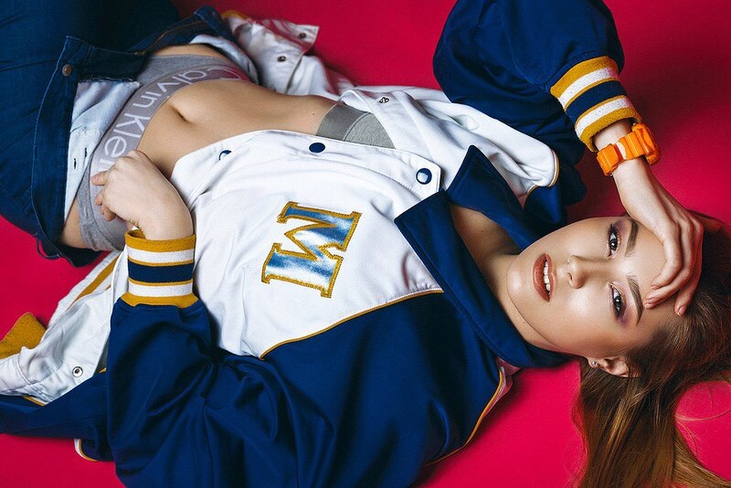 В повседневной жизни Александра никогда не наденет боди и брошки, а платьям предпочтет удобные кроссовки и дерзкие украшения.