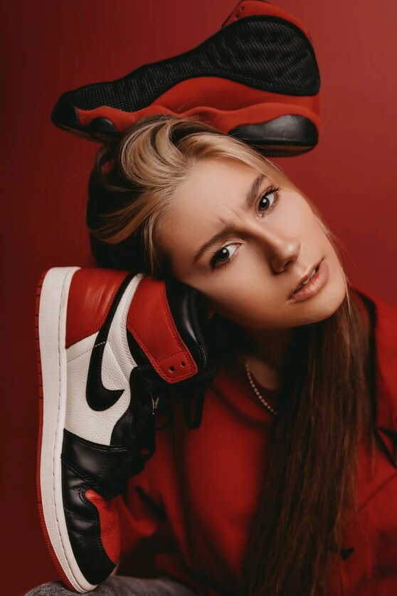 В повседневной жизни Александра никогда не наденет боди и брошки, а платьям предпочтет удобные кроссовки и дерзкие украшения.