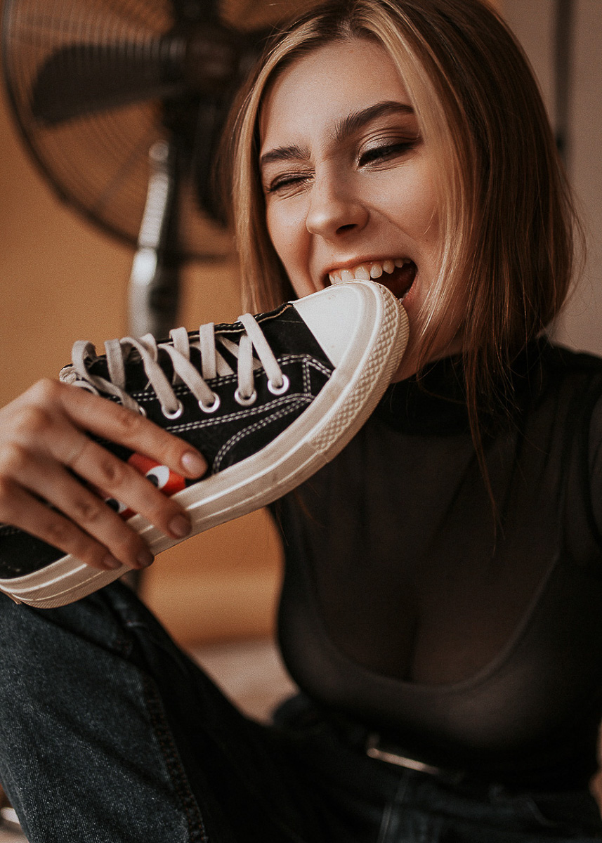 В повседневной жизни Александра никогда не наденет боди и брошки, а платьям предпочтет удобные кроссовки и дерзкие украшения.