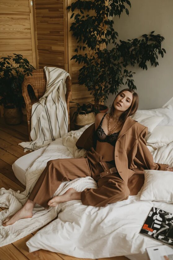 В повседневной жизни Александра никогда не наденет боди и брошки, а платьям предпочтет удобные кроссовки и дерзкие украшения.