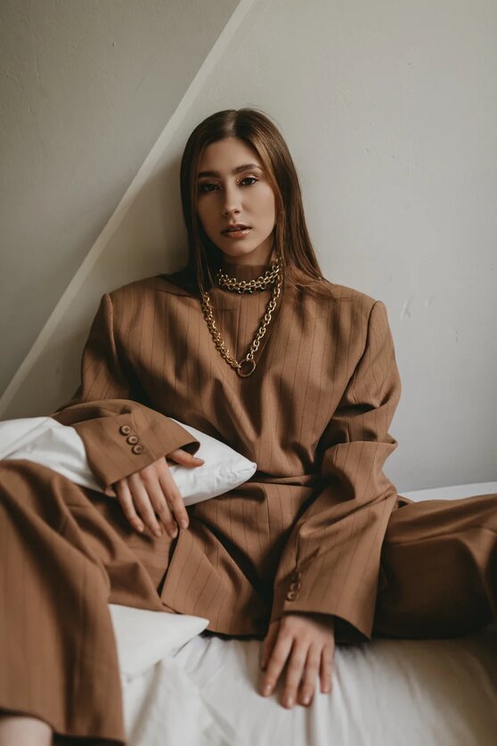 В повседневной жизни Александра никогда не наденет боди и брошки, а платьям предпочтет удобные кроссовки и дерзкие украшения.