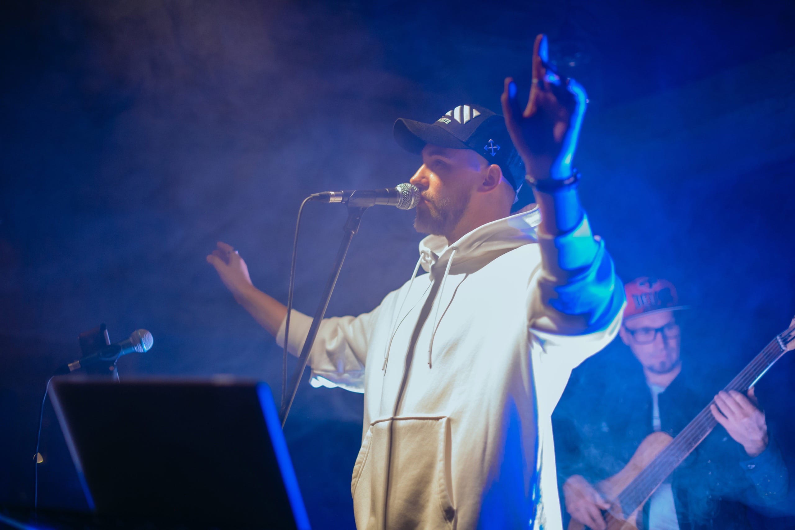 Встречаем 2021 с лирикой SOИА, зарядом бодрости от «ВНЕ ТРАФИКА», залипаем на техно-опыты Дмитрия Захарии, а также наслаждаемся драм-проектом Юлии Сухаревой из NEW BREATH!