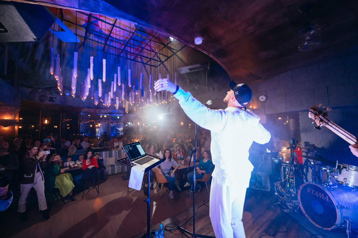 Встречаем 2021 с лирикой SOИА, зарядом бодрости от «ВНЕ ТРАФИКА», залипаем на техно-опыты Дмитрия Захарии, а также наслаждаемся драм-проектом Юлии Сухаревой из NEW BREATH!