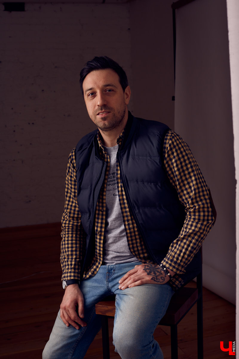 Вдохновляемся образом деятельного мечтателя и добавляем многослойности в этом сезоне. В кадре владимирский бизнесмен, писатель Александр Симкин