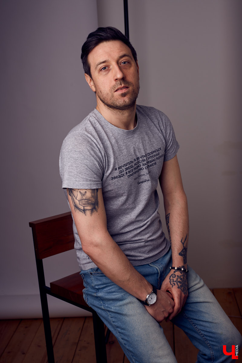 Вдохновляемся образом деятельного мечтателя и добавляем многослойности в этом сезоне. В кадре владимирский бизнесмен, писатель Александр Симкин