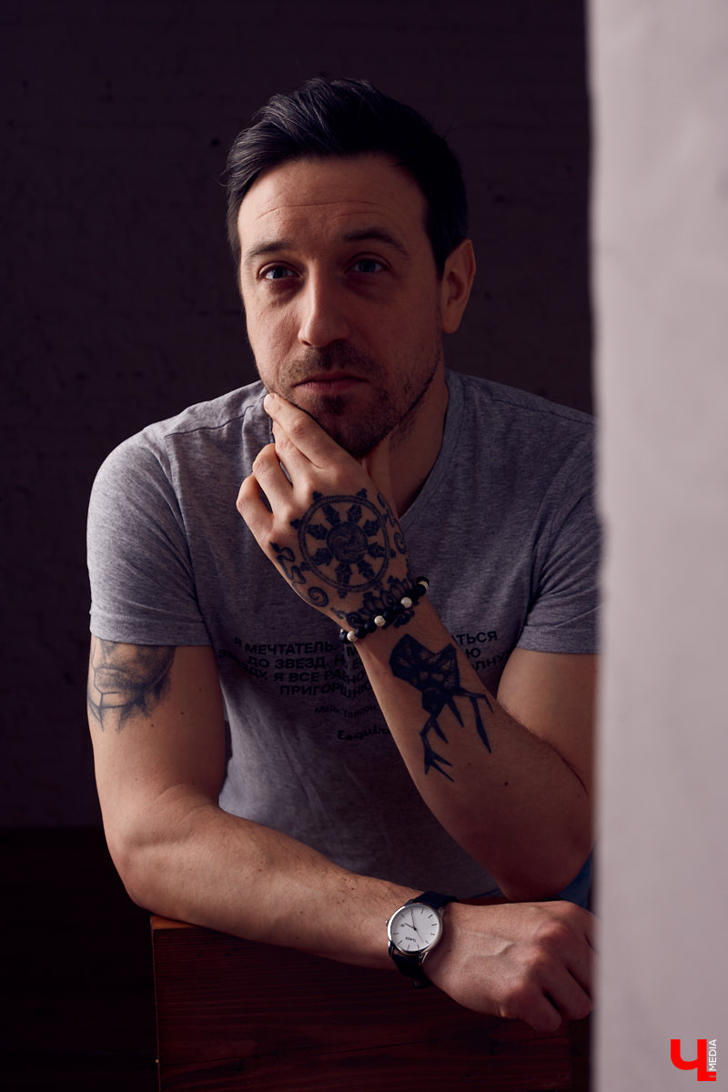 Вдохновляемся образом деятельного мечтателя и добавляем многослойности в этом сезоне. В кадре владимирский бизнесмен, писатель Александр Симкин