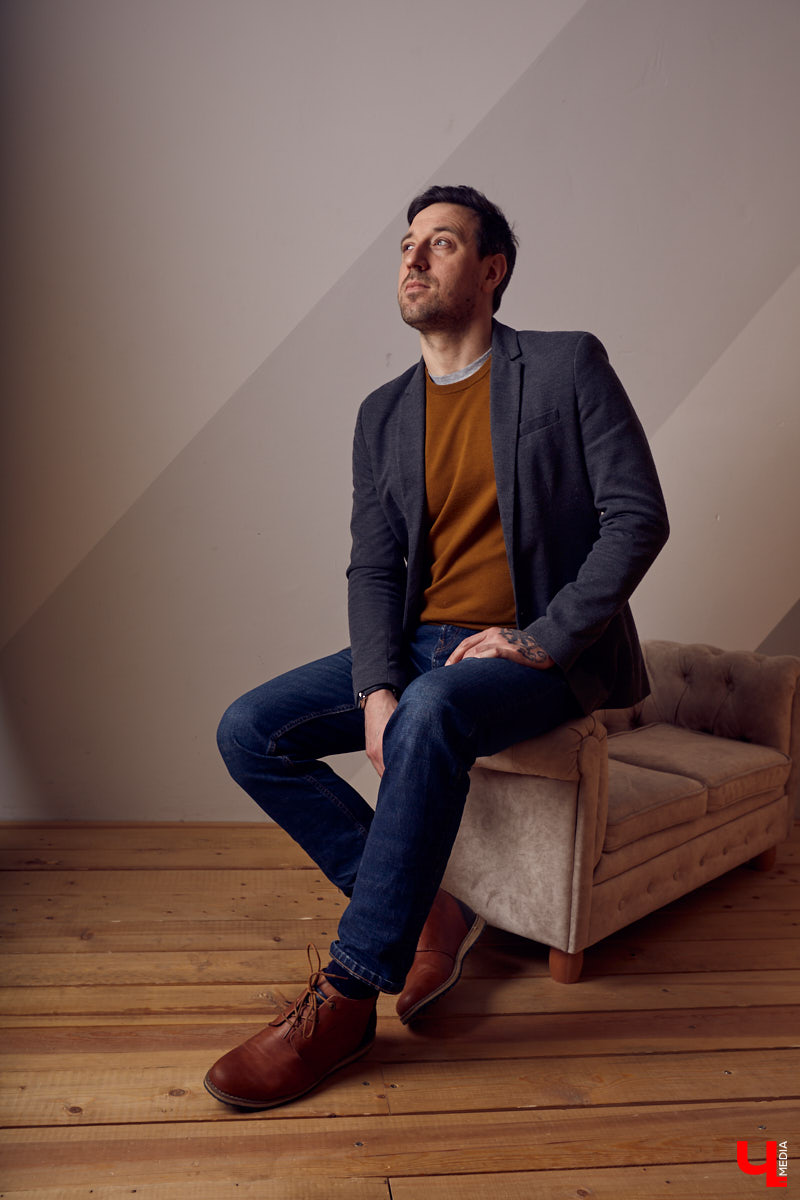 Вдохновляемся образом деятельного мечтателя и добавляем многослойности в этом сезоне. В кадре владимирский бизнесмен, писатель Александр Симкин