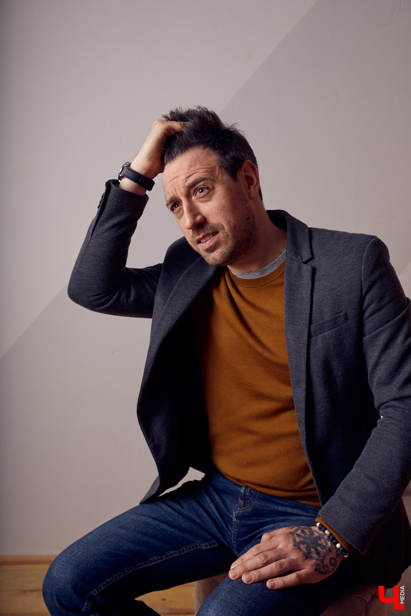 Вдохновляемся образом деятельного мечтателя и добавляем многослойности в этом сезоне. В кадре владимирский бизнесмен, писатель Александр Симкин