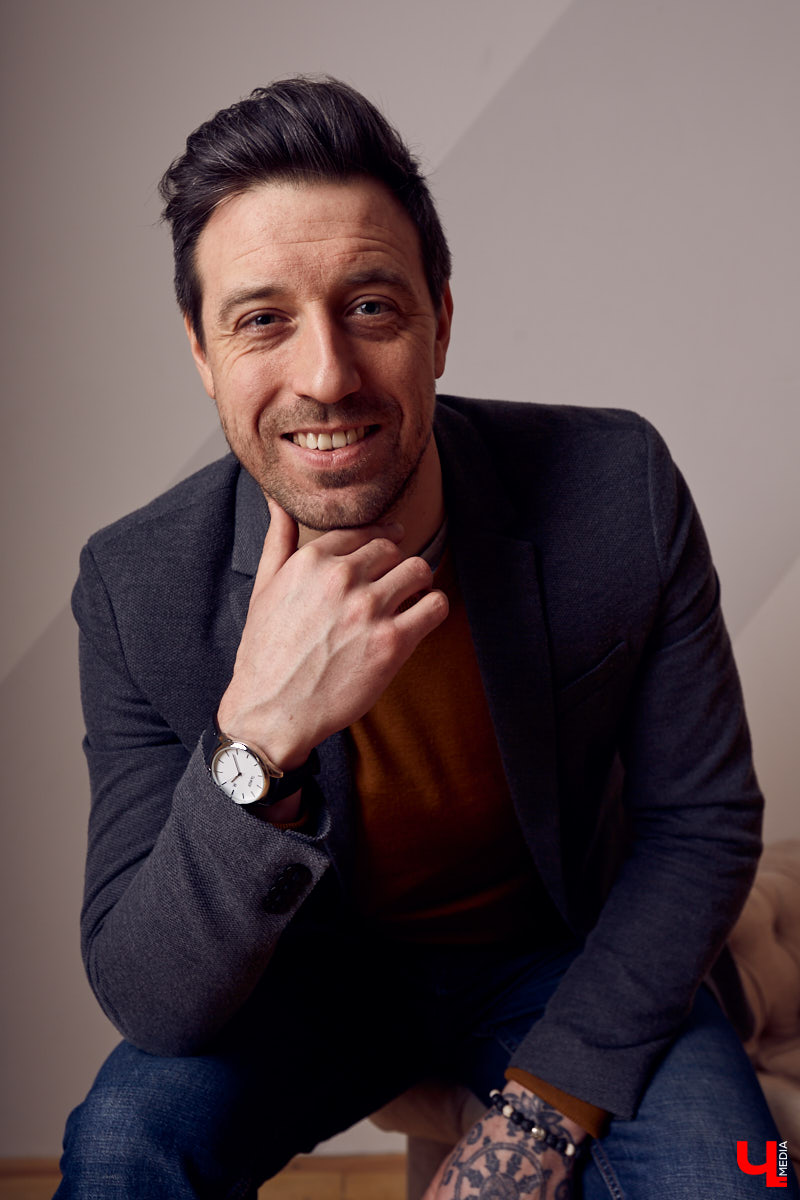 Вдохновляемся образом деятельного мечтателя и добавляем многослойности в этом сезоне. В кадре владимирский бизнесмен, писатель Александр Симкин