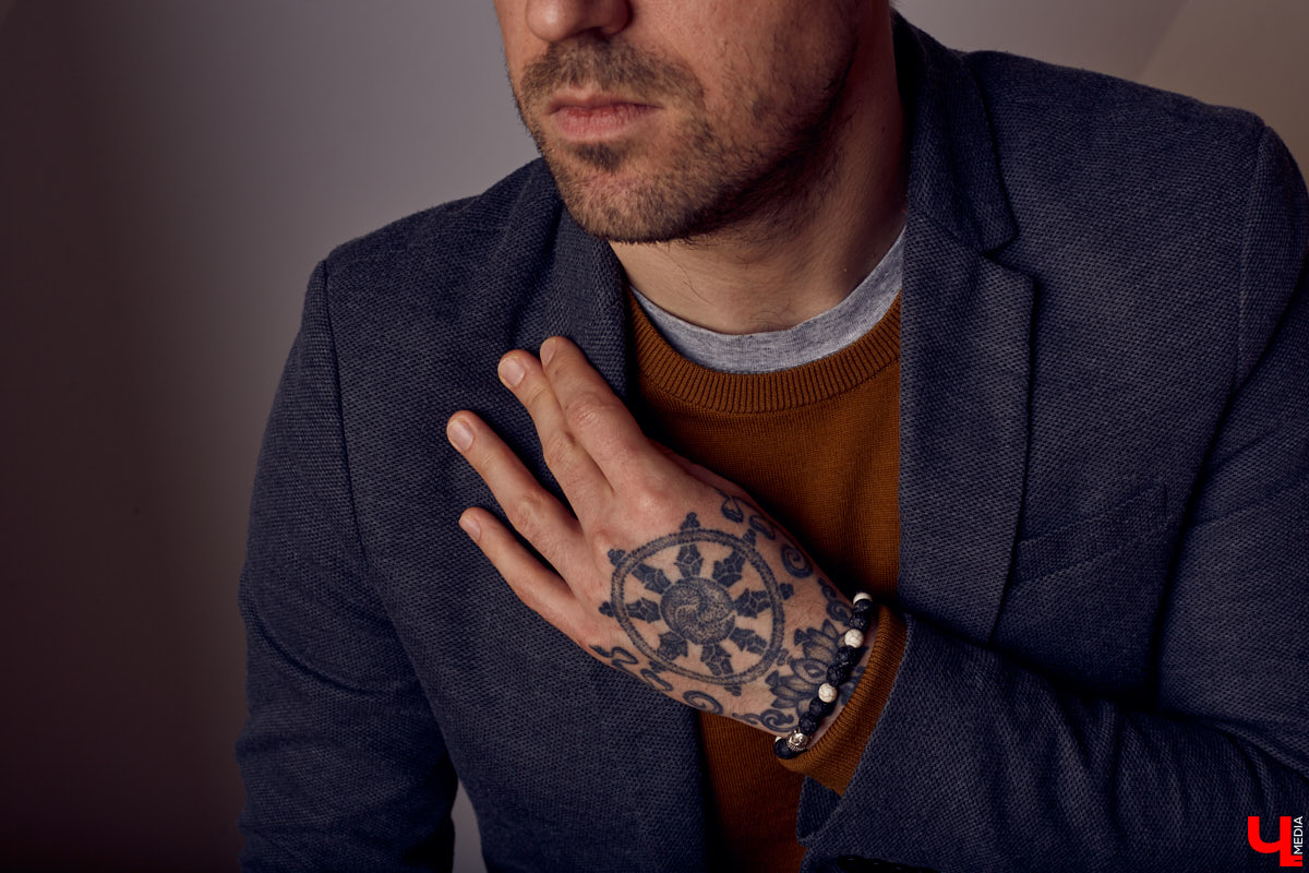 Вдохновляемся образом деятельного мечтателя и добавляем многослойности в этом сезоне. В кадре владимирский бизнесмен, писатель Александр Симкин