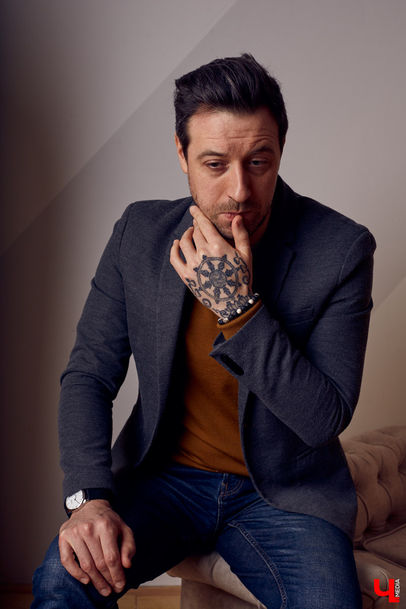 Вдохновляемся образом деятельного мечтателя и добавляем многослойности в этом сезоне. В кадре владимирский бизнесмен, писатель Александр Симкин