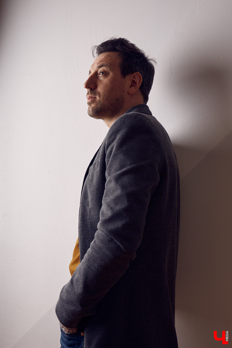 Вдохновляемся образом деятельного мечтателя и добавляем многослойности в этом сезоне. В кадре владимирский бизнесмен, писатель Александр Симкин