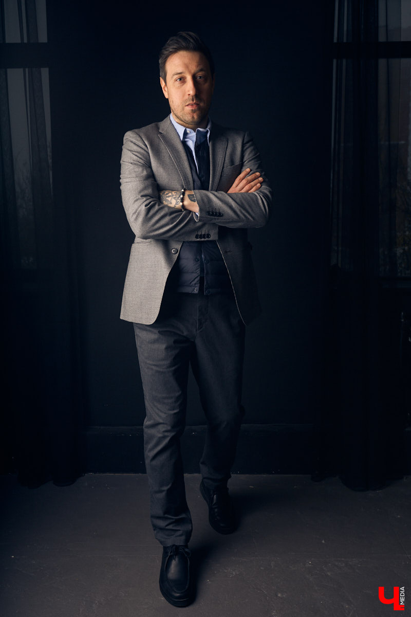 Вдохновляемся образом деятельного мечтателя и добавляем многослойности в этом сезоне. В кадре владимирский бизнесмен, писатель Александр Симкин