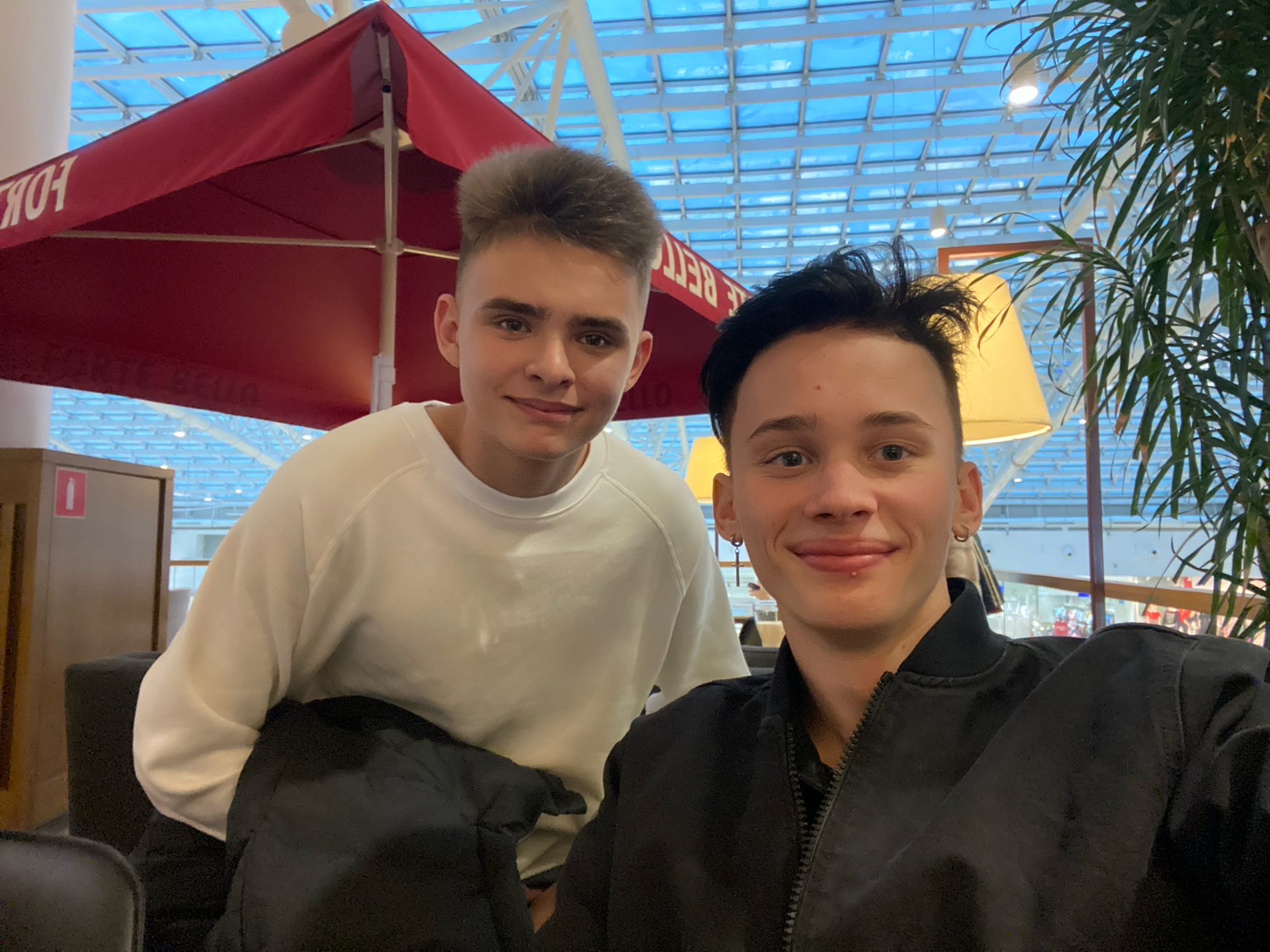 За несколько месяцев на TikTok шестнадцатилетнего Егора Иванова подписалось 350 тысяч человек. Фанаты в восторге от милого блогера, а экс-менеджер Дани Милохина взялся за раскрутку аккаунта. Узнаем у перспективного владимирца, чем обусловлен такой успех.