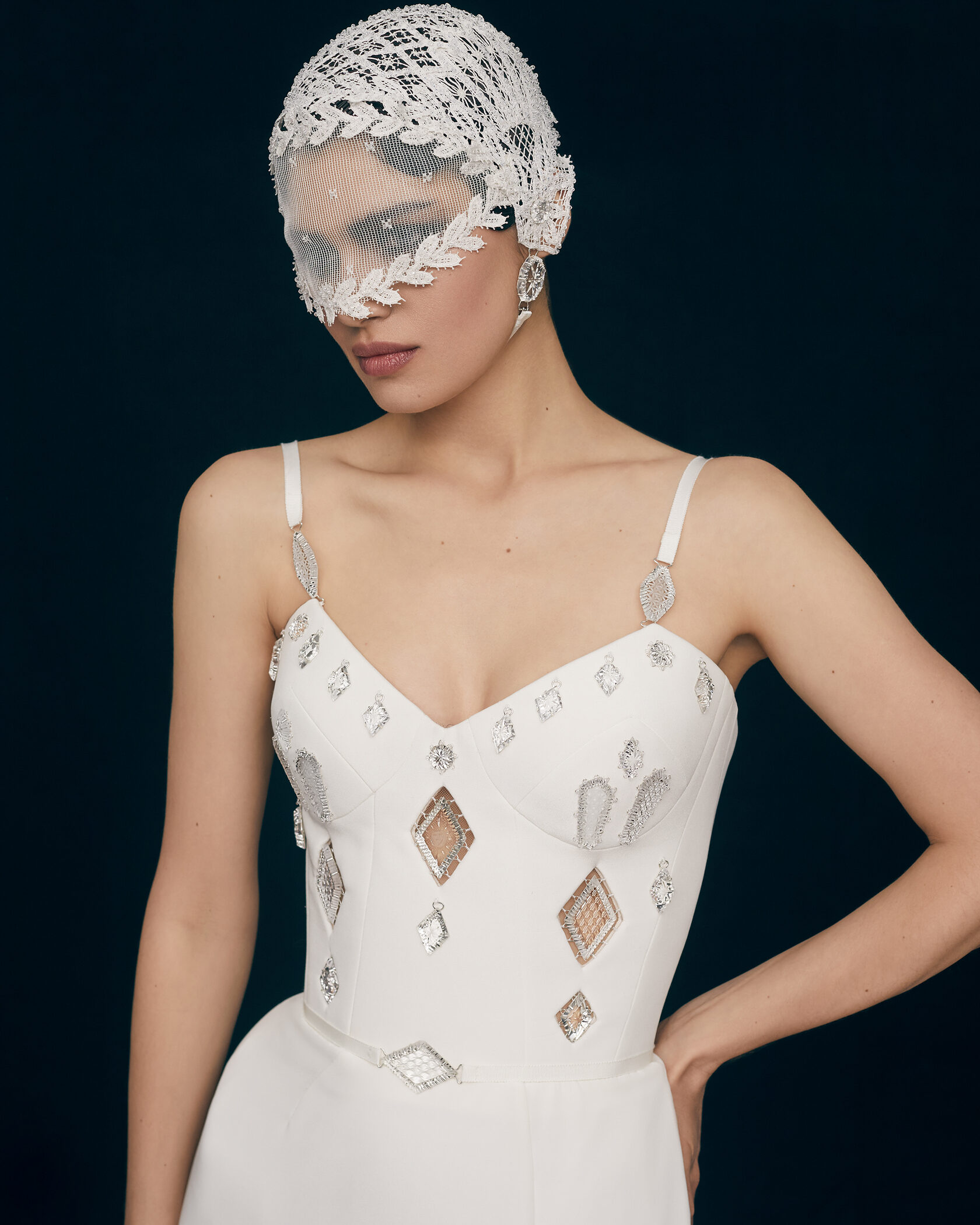 Ульяна Сергеенко - известный модельер, основатель модного дома. В новой коллекции одежды и аксессуаров она использовала гусевской хрусталь.