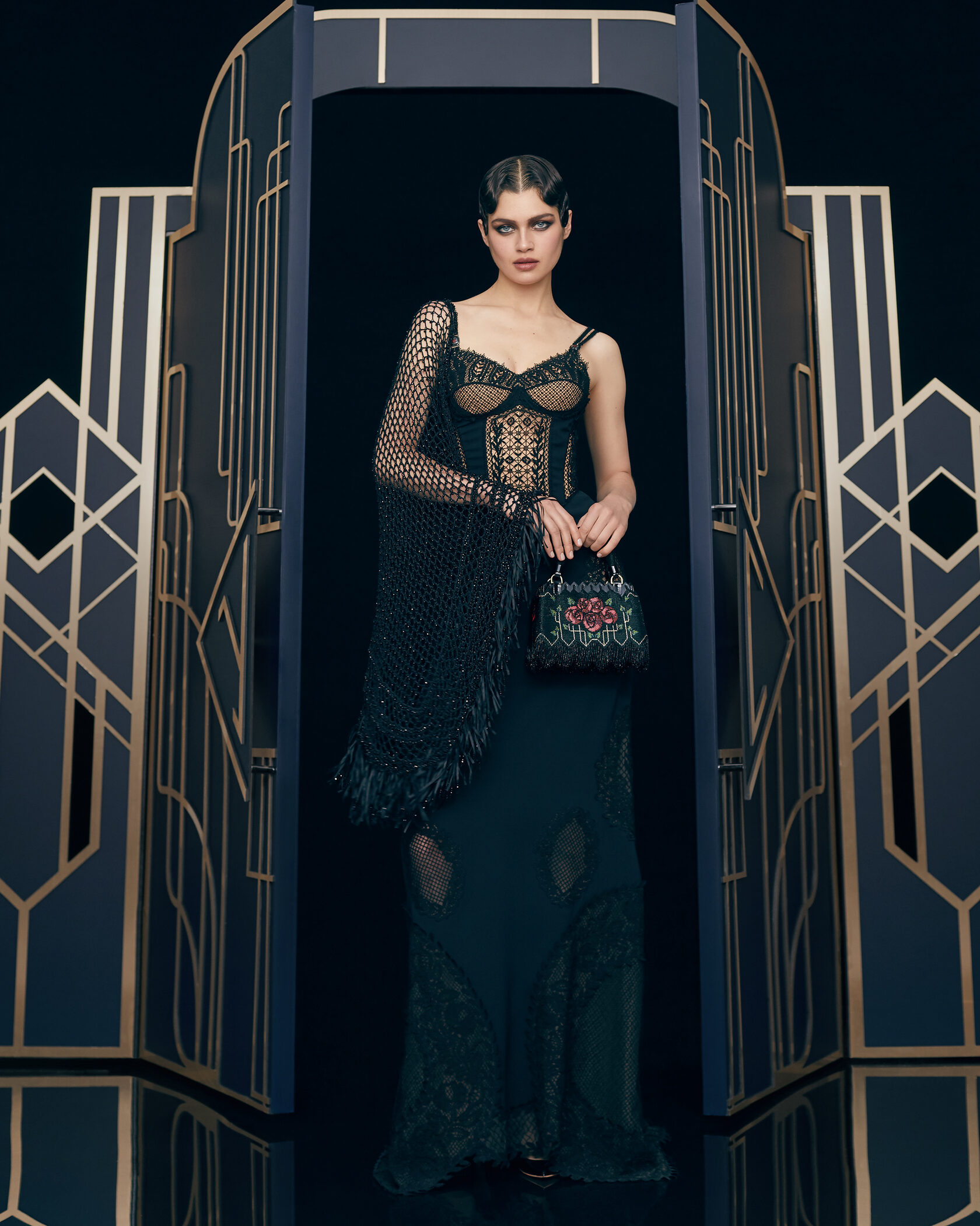 Ульяна Сергеенко - известный модельер, основатель модного дома. В новой коллекции одежды и аксессуаров она использовала гусевской хрусталь.