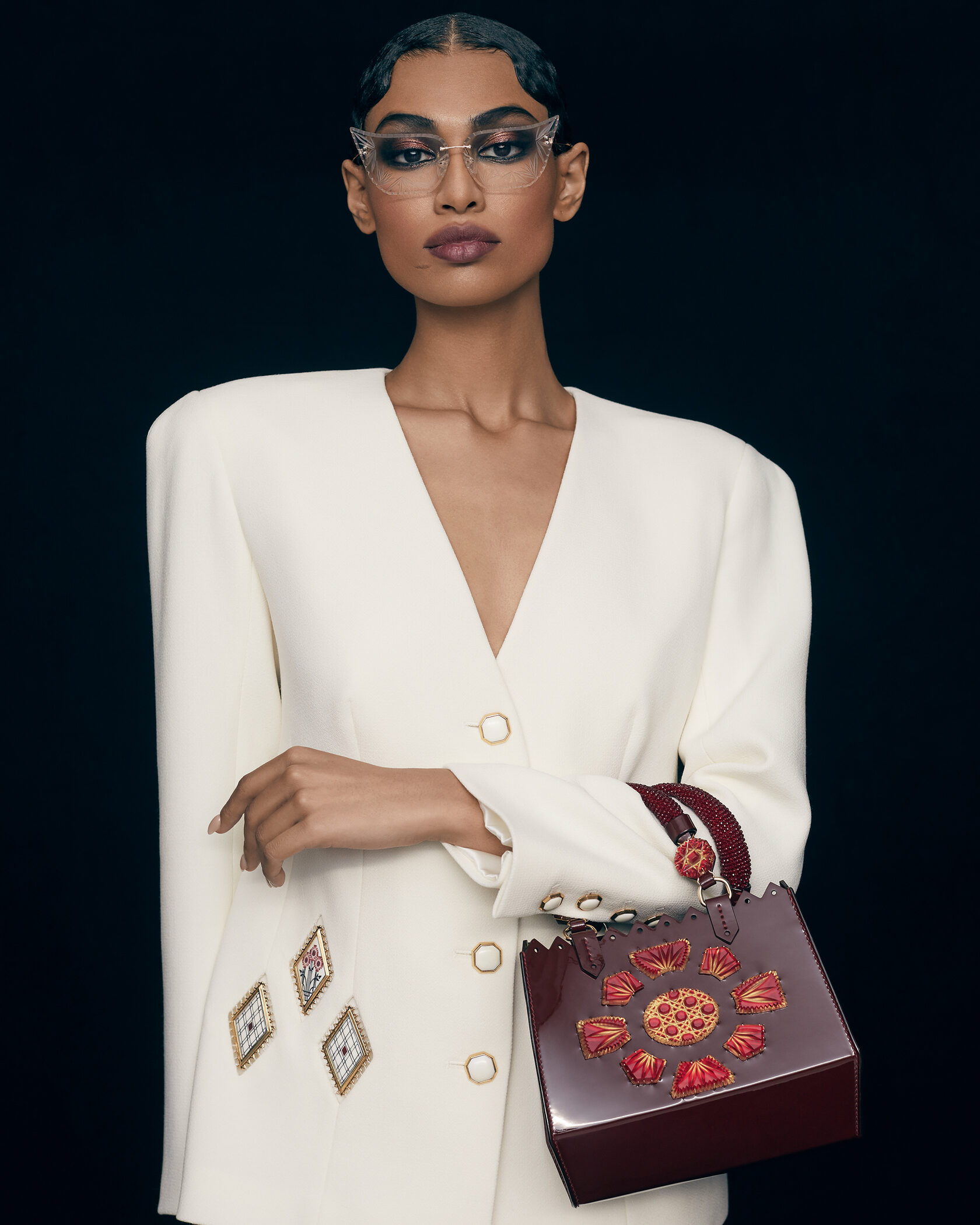 Ульяна Сергеенко - известный модельер, основатель модного дома. В новой коллекции одежды и аксессуаров она использовала гусевской хрусталь.