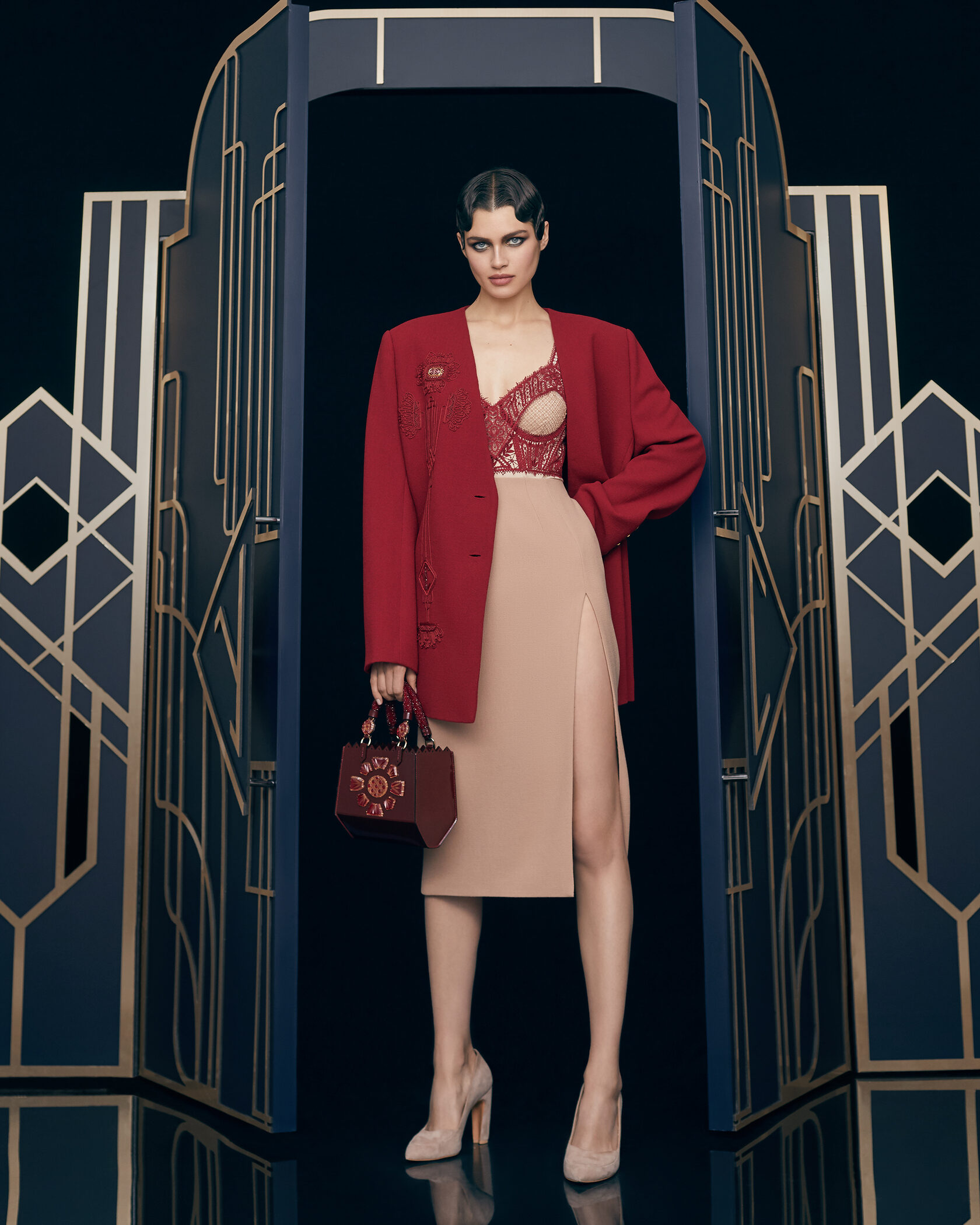 Ульяна Сергеенко - известный модельер, основатель модного дома. В новой коллекции одежды и аксессуаров она использовала гусевской хрусталь.