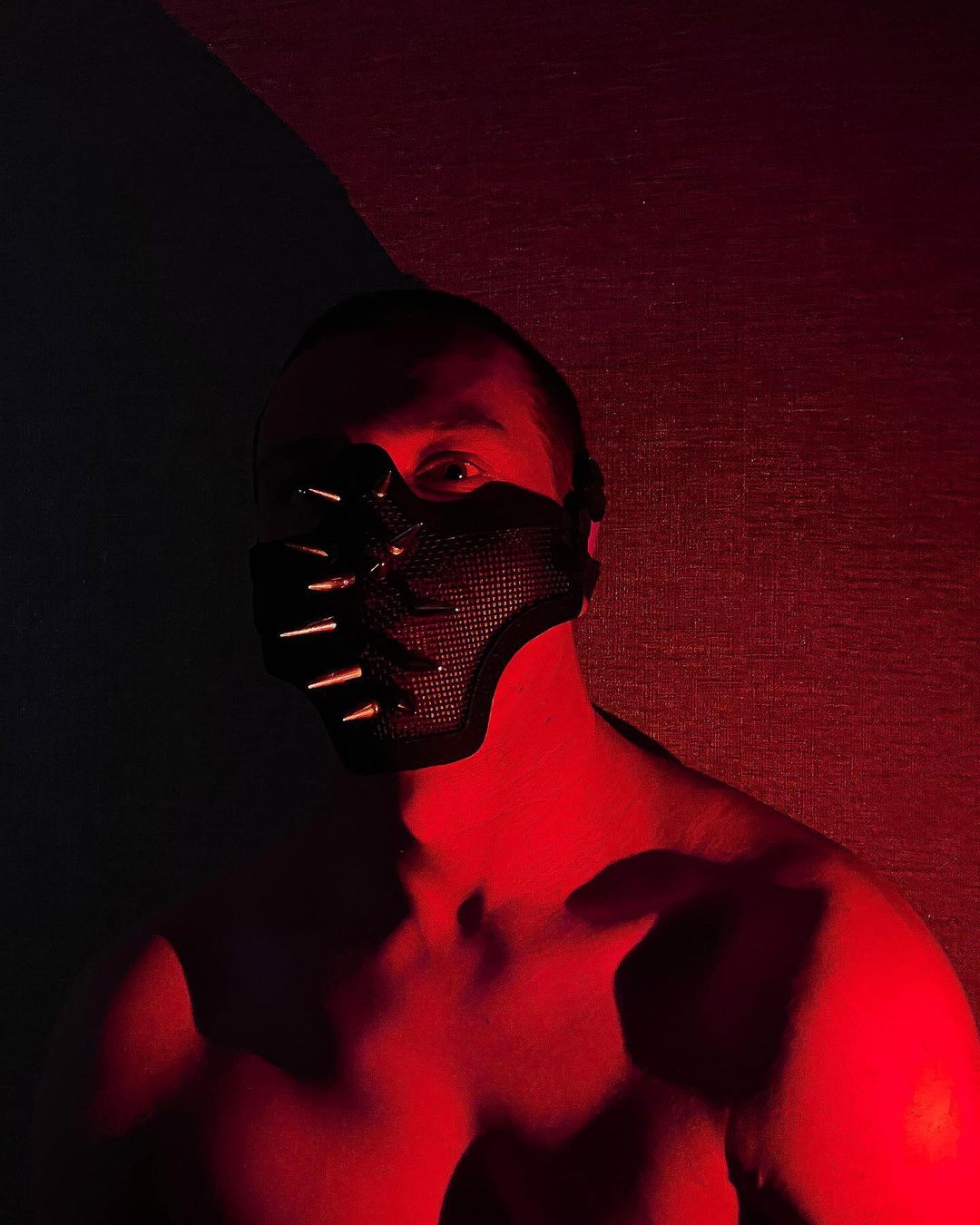 Надоевшая медицинская маска покидает чат и уступает место стильному аксессуару. Искрящиеся камни, агрессивные шипы и невесомые сетки - вот что предпочитают владимирцы для создания эффектного образа.