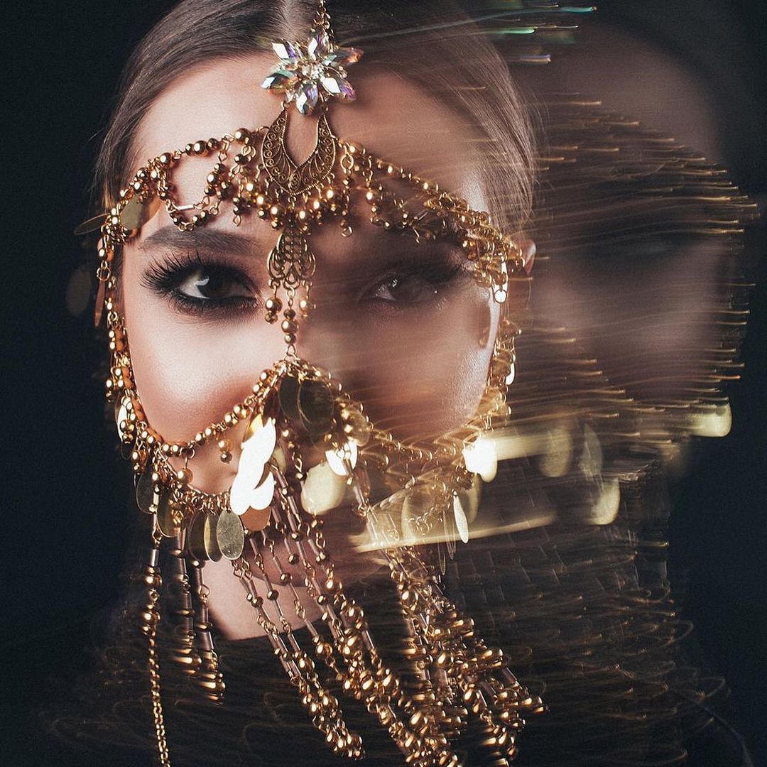 Надоевшая медицинская маска покидает чат и уступает место стильному аксессуару. Искрящиеся камни, агрессивные шипы и невесомые сетки - вот что предпочитают владимирцы для создания эффектного образа.