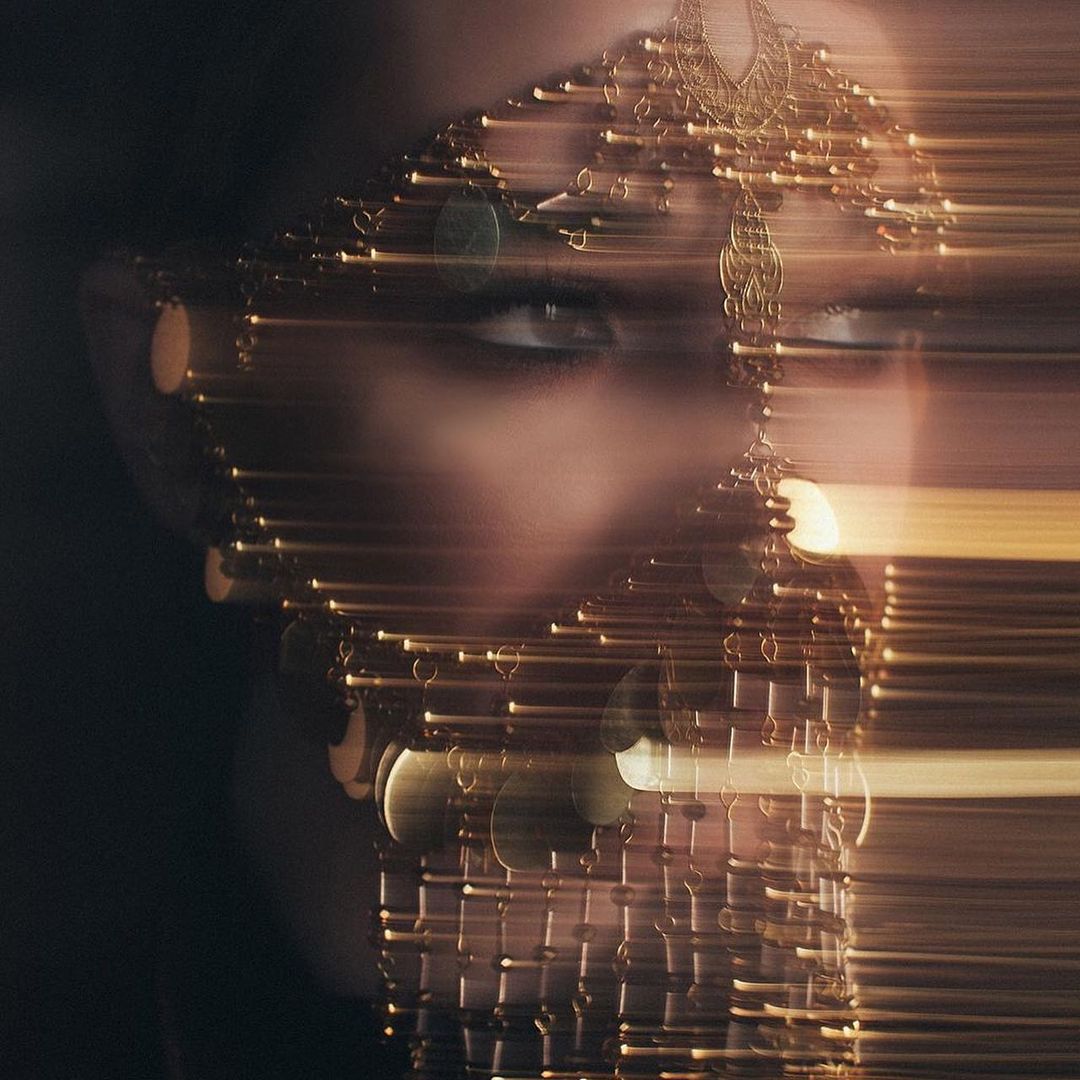 Надоевшая медицинская маска покидает чат и уступает место стильному аксессуару. Искрящиеся камни, агрессивные шипы и невесомые сетки - вот что предпочитают владимирцы для создания эффектного образа.