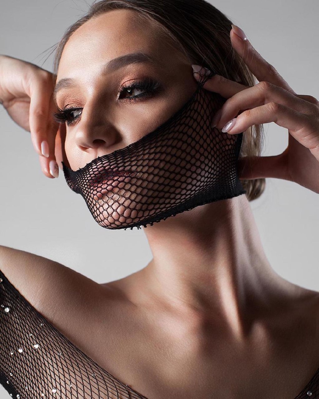 Надоевшая медицинская маска покидает чат и уступает место стильному аксессуару. Искрящиеся камни, агрессивные шипы и невесомые сетки - вот что предпочитают владимирцы для создания эффектного образа.