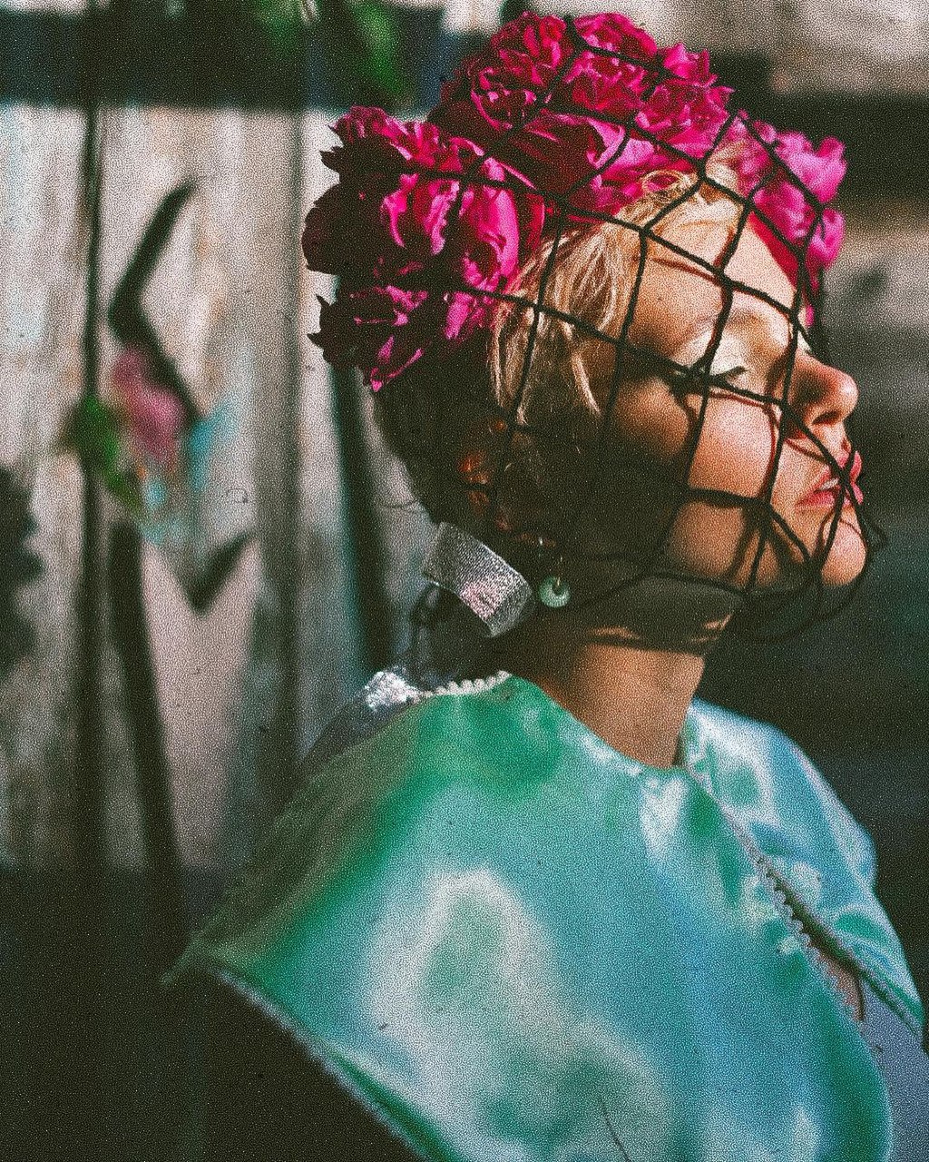 Надоевшая медицинская маска покидает чат и уступает место стильному аксессуару. Искрящиеся камни, агрессивные шипы и невесомые сетки - вот что предпочитают владимирцы для создания эффектного образа.