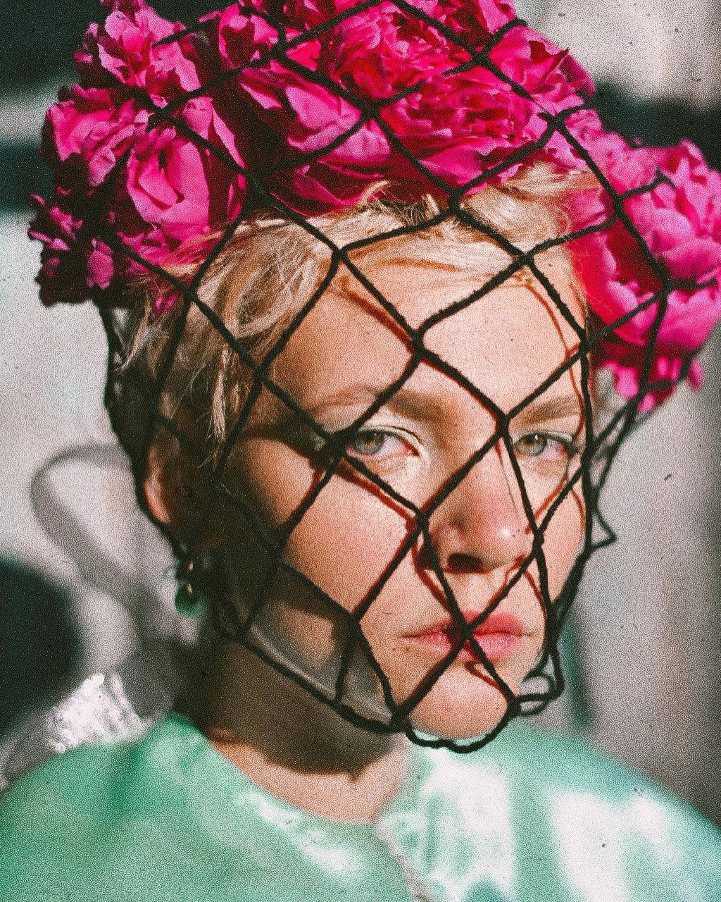 Надоевшая медицинская маска покидает чат и уступает место стильному аксессуару. Искрящиеся камни, агрессивные шипы и невесомые сетки - вот что предпочитают владимирцы для создания эффектного образа.