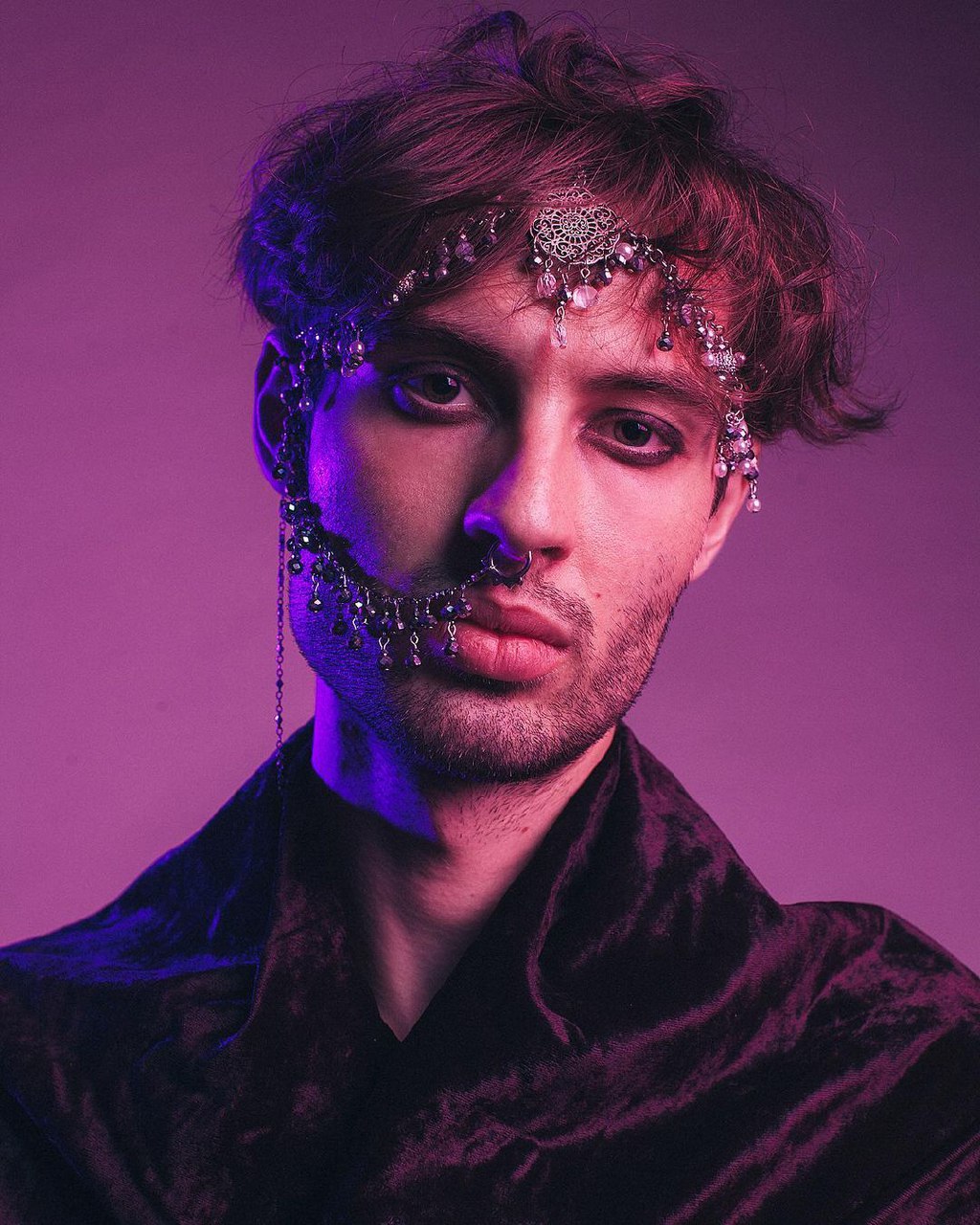 Надоевшая медицинская маска покидает чат и уступает место стильному аксессуару. Искрящиеся камни, агрессивные шипы и невесомые сетки - вот что предпочитают владимирцы для создания эффектного образа.