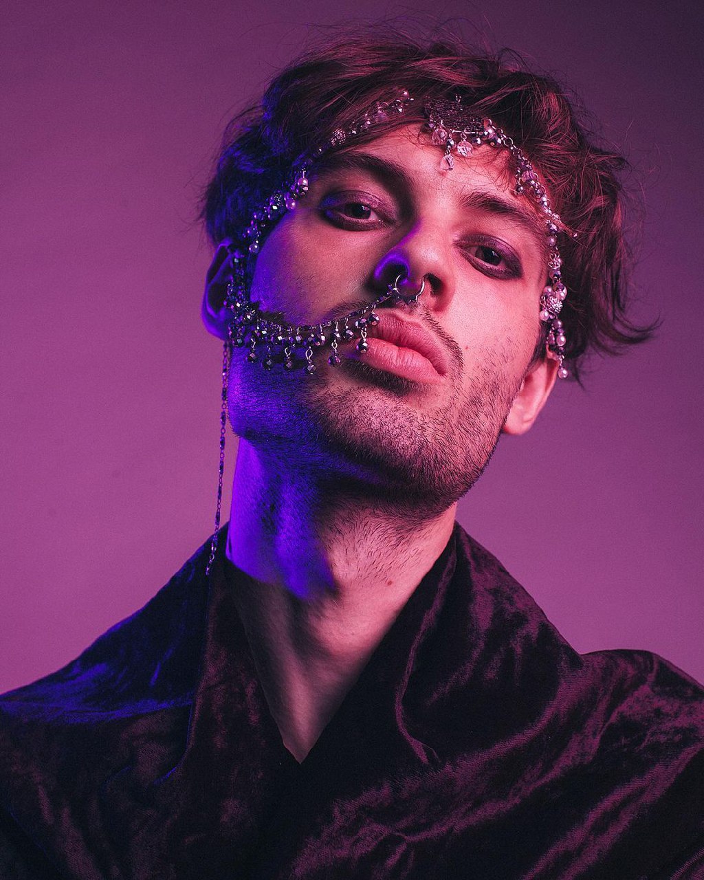 Надоевшая медицинская маска покидает чат и уступает место стильному аксессуару. Искрящиеся камни, агрессивные шипы и невесомые сетки - вот что предпочитают владимирцы для создания эффектного образа.