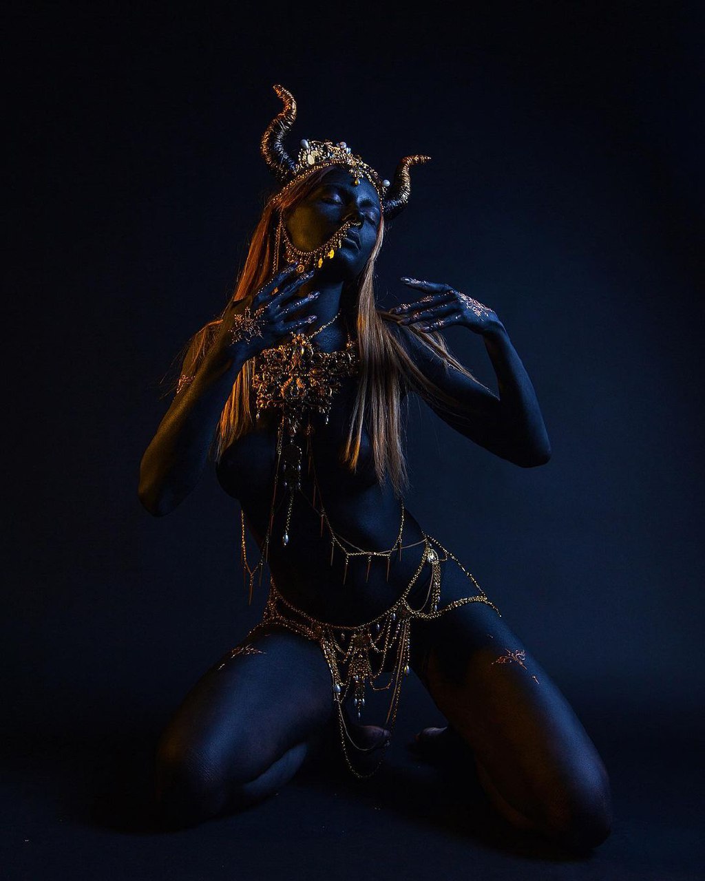 Надоевшая медицинская маска покидает чат и уступает место стильному аксессуару. Искрящиеся камни, агрессивные шипы и невесомые сетки - вот что предпочитают владимирцы для создания эффектного образа.