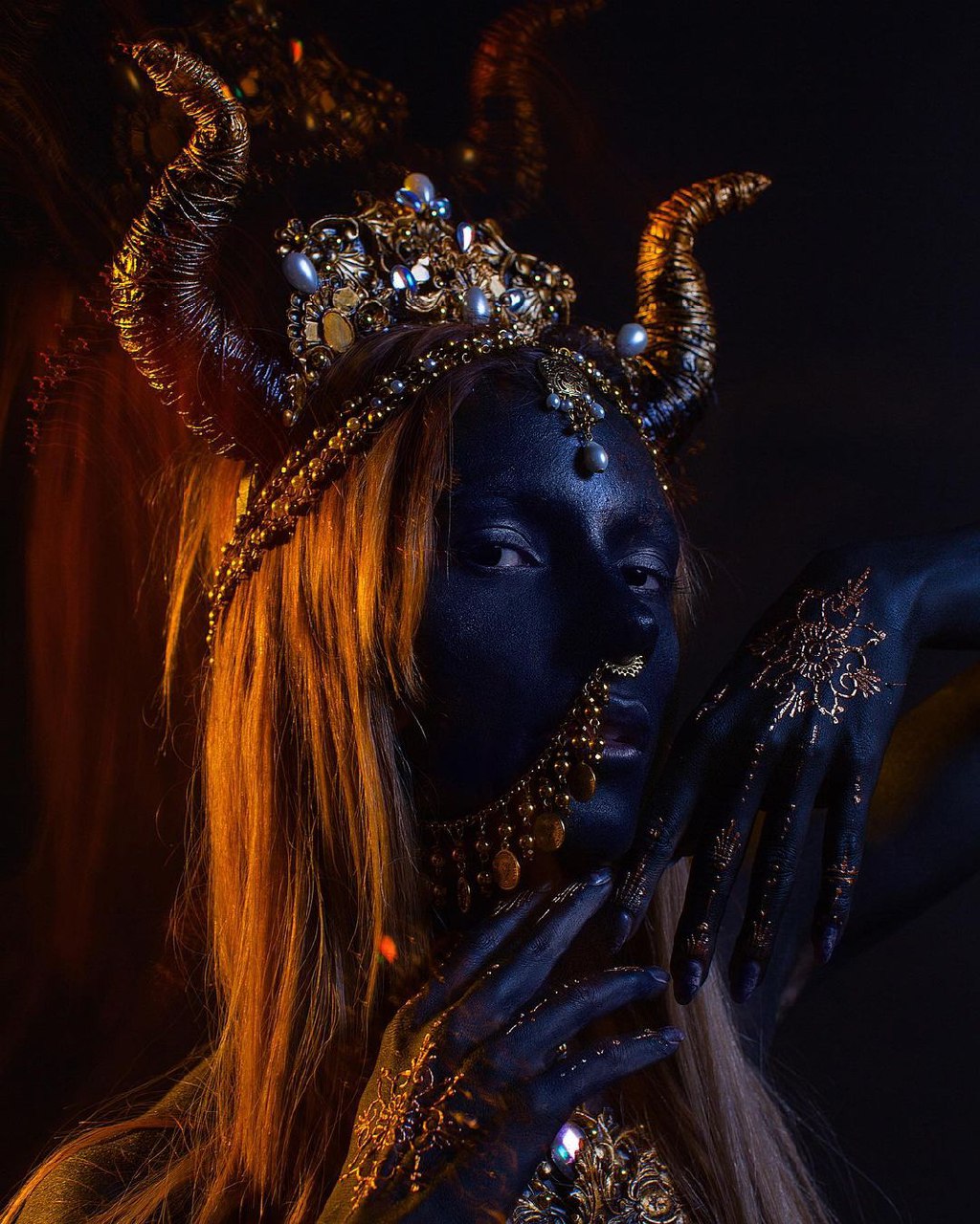 Надоевшая медицинская маска покидает чат и уступает место стильному аксессуару. Искрящиеся камни, агрессивные шипы и невесомые сетки - вот что предпочитают владимирцы для создания эффектного образа.