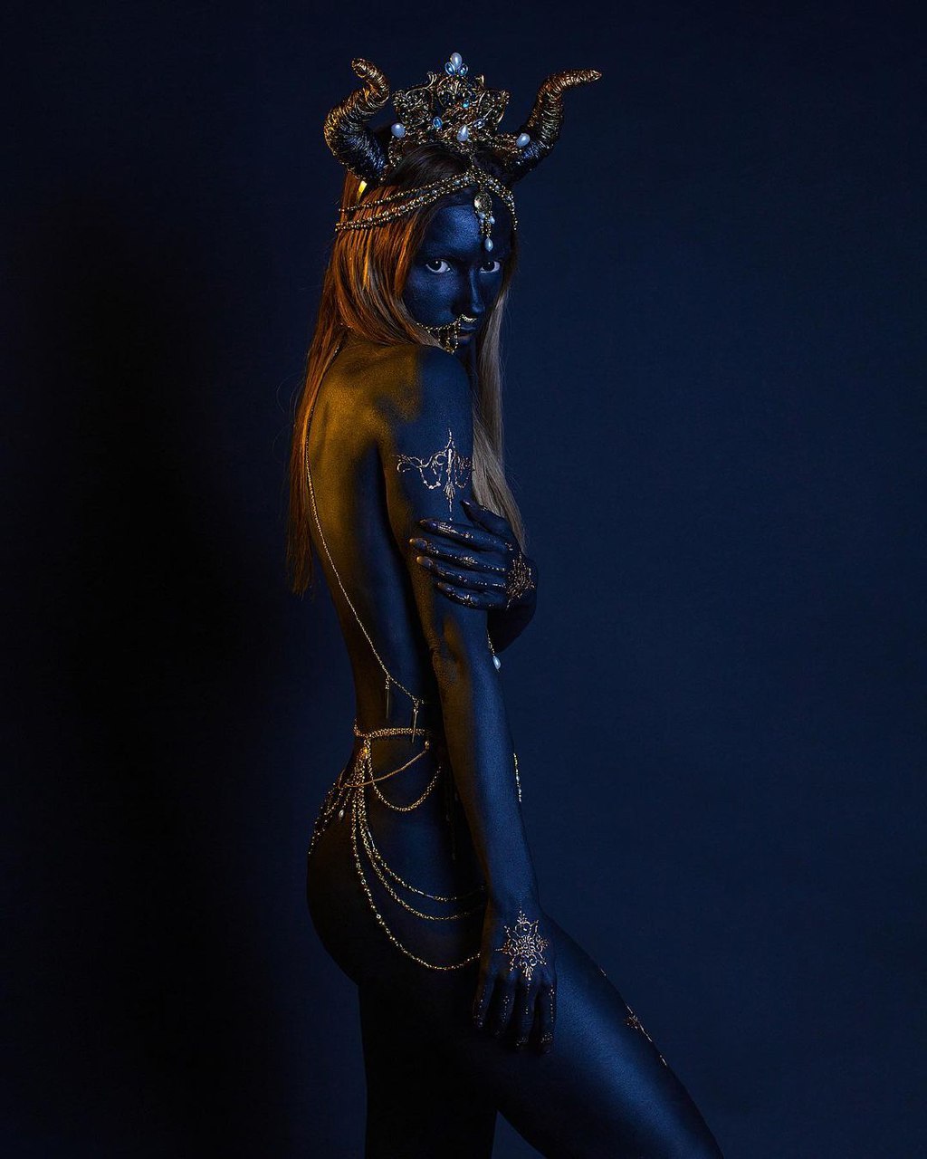 Надоевшая медицинская маска покидает чат и уступает место стильному аксессуару. Искрящиеся камни, агрессивные шипы и невесомые сетки - вот что предпочитают владимирцы для создания эффектного образа.