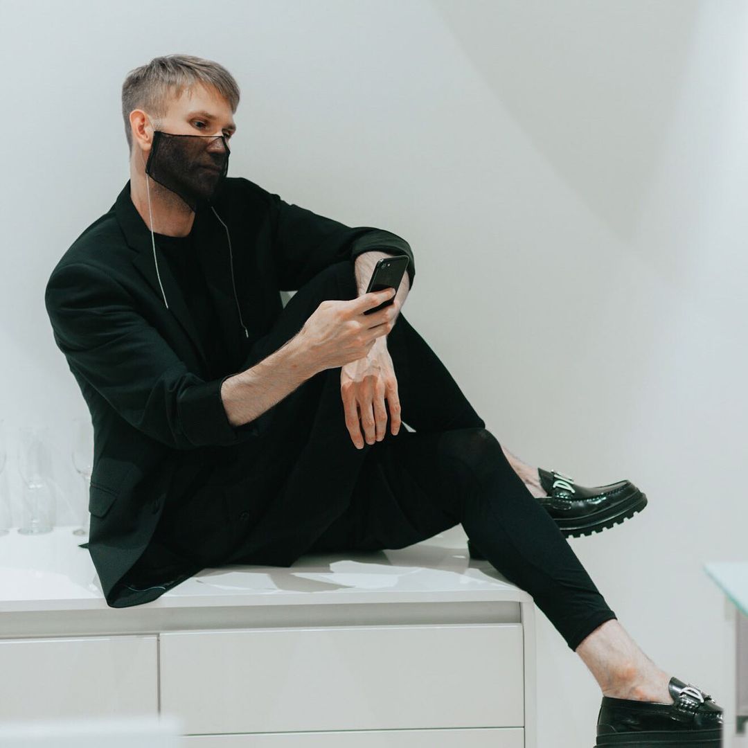 Надоевшая медицинская маска покидает чат и уступает место стильному аксессуару. Искрящиеся камни, агрессивные шипы и невесомые сетки - вот что предпочитают владимирцы для создания эффектного образа.