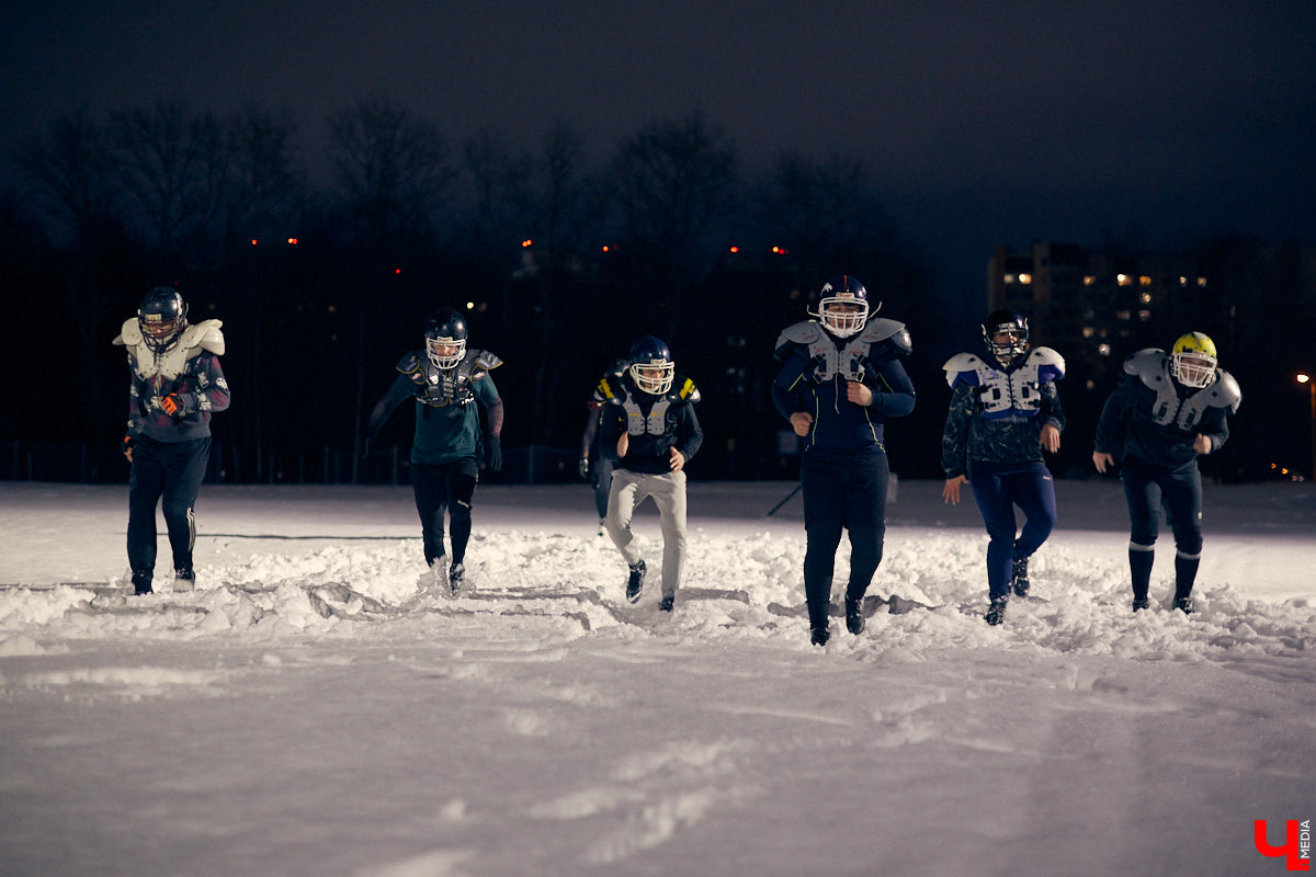 День студента - праздник активный. И пока кто-то гуляет по барам, сверстники достигают успехов в необычных видах спорта на заснеженном поле. Зрелищные схватки регбисток в сугробах, суровые футболисты в шлемах и летающие повсюду продолговатые мячи вечером понедельника на стадионе Пединститута.