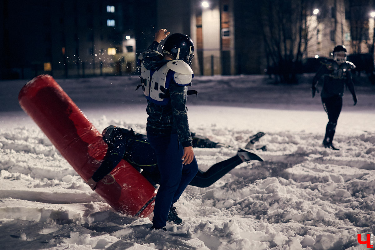 День студента - праздник активный. И пока кто-то гуляет по барам, сверстники достигают успехов в необычных видах спорта на заснеженном поле. Зрелищные схватки регбисток в сугробах, суровые футболисты в шлемах и летающие повсюду продолговатые мячи вечером понедельника на стадионе Пединститута.