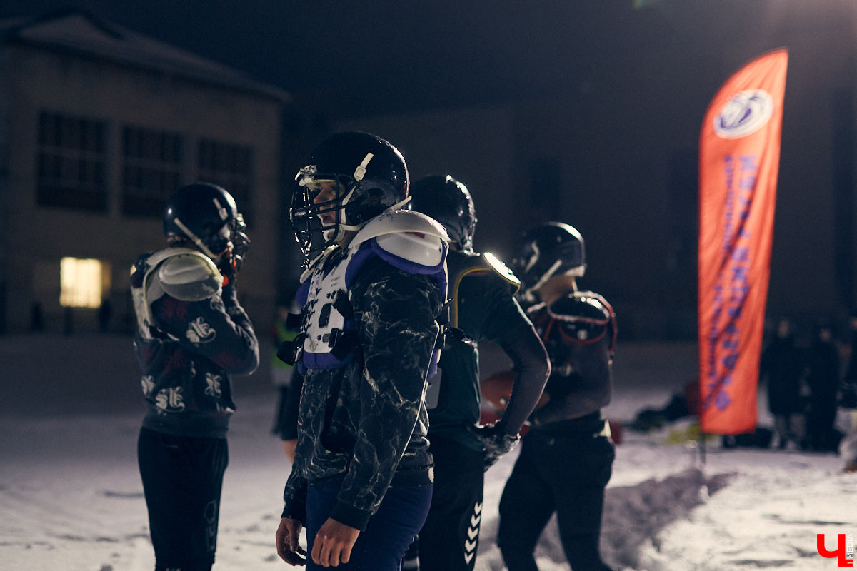 День студента - праздник активный. И пока кто-то гуляет по барам, сверстники достигают успехов в необычных видах спорта на заснеженном поле. Зрелищные схватки регбисток в сугробах, суровые футболисты в шлемах и летающие повсюду продолговатые мячи вечером понедельника на стадионе Пединститута.