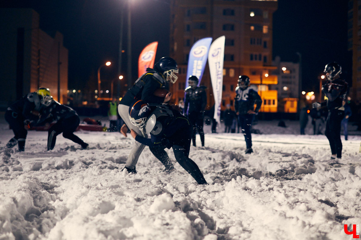День студента - праздник активный. И пока кто-то гуляет по барам, сверстники достигают успехов в необычных видах спорта на заснеженном поле. Зрелищные схватки регбисток в сугробах, суровые футболисты в шлемах и летающие повсюду продолговатые мячи вечером понедельника на стадионе Пединститута.